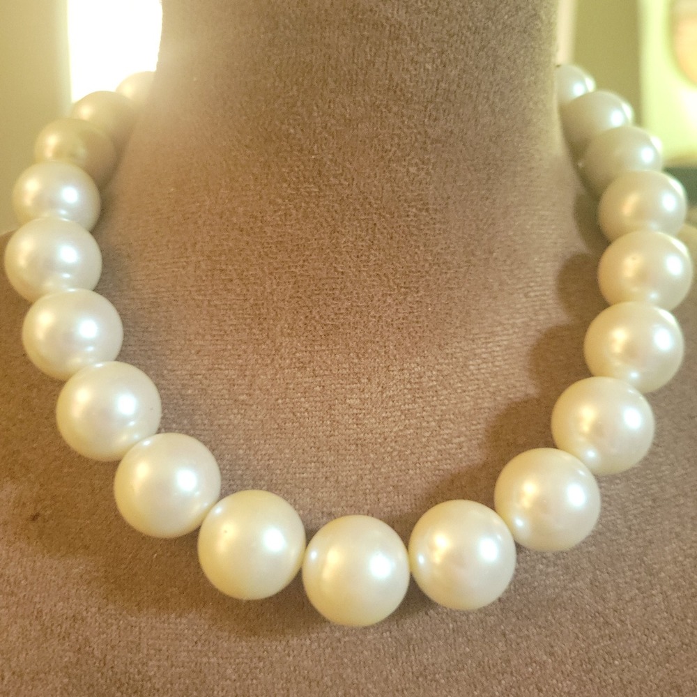 Vintage Faux Pearl Chunky Statement Necklace White 16 Inch Old Money